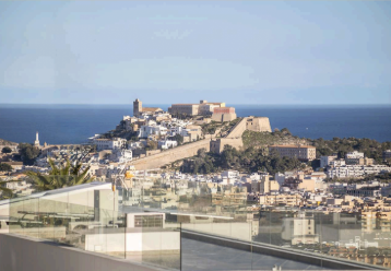 Villa Cas Mut — piscina con vistas a la ciudad de Ibiza